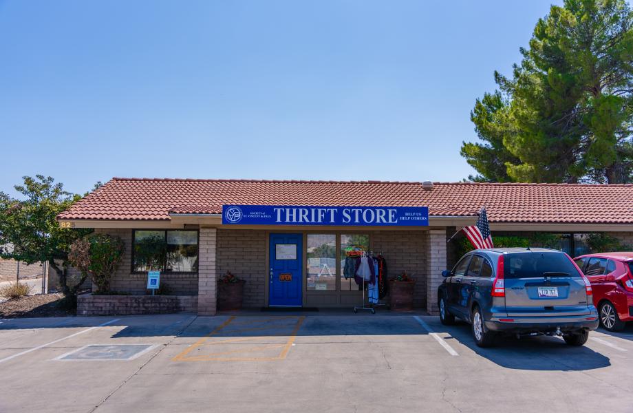 cottonwood-thrift-store Outside view of Cottonwood thrift store
